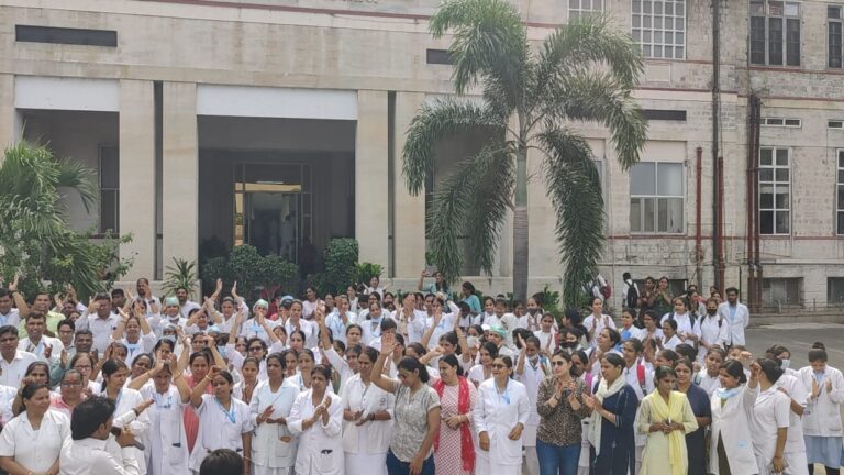 9 वें दिन भी एसएमएस मेडिकल कॉलेज से संलग्न सभी चिकित्सालय में सुबह 8 बजे से 10 बजे तक टोकन स्ट्राइक