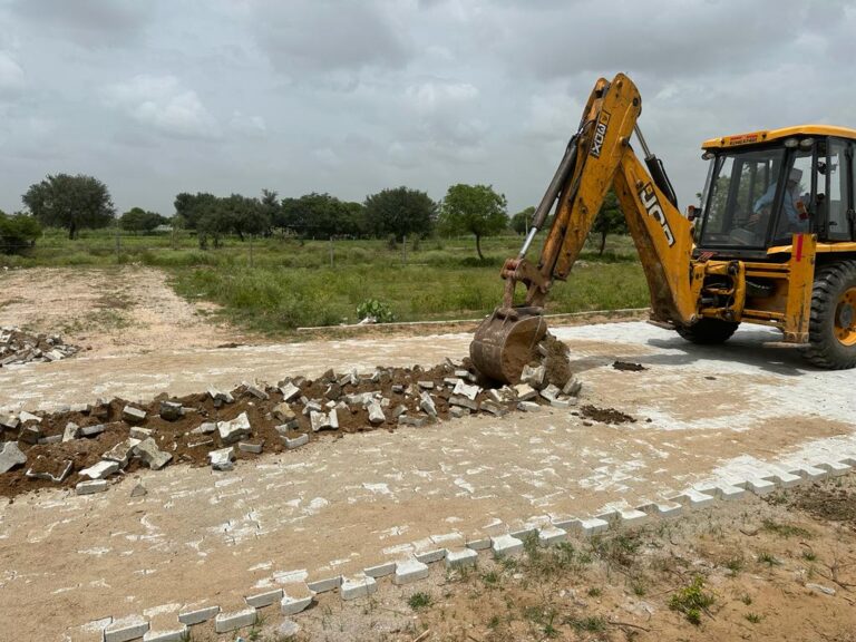 बारह बीघा भूमि पर तीन अवैध कॉलोनियों को किया ध्वस्त