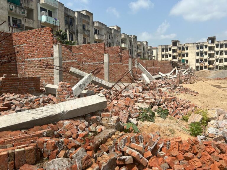 जोन-14 में सौलह अवैध विलाज को किया ध्वस्त       सड़क सीमा में आ रहे अवैध निर्माण पर करवायी 