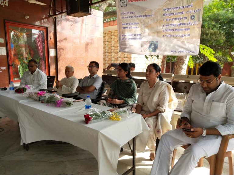 मतदाता जागरूकता कार्यक्रम का आयोजन हुआ        निवार्चन अधिकारी ने मतदाताओं को मतदान के लिए किया प्रेरित