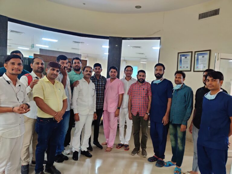 23 अगस्त को होने वाली नर्सेज की महारैली के पीले चावल बांटे