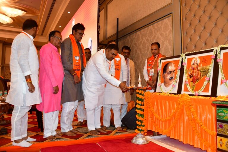 अल्प प्रवासी योजना के तहत भाजपा के 200 विधायक जाएंगे प्रदेश की सभी विधानसभाओं में गुजरात के विकास मॉडल और यूपी के लॉ एंड ऑर्डर के अनुभव को प्रदेश की जनता से साझा करेंगे प्रवासी विधायक 