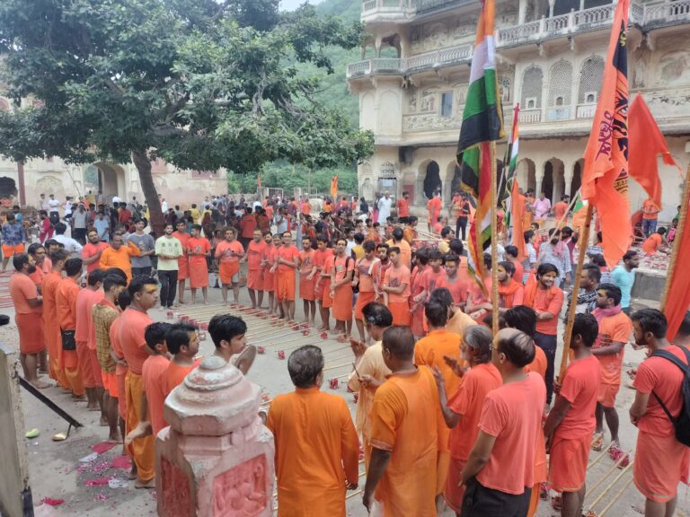 श्रावण महोत्सव में गलता पीठ में उमड़ा आस्था का सैलाब