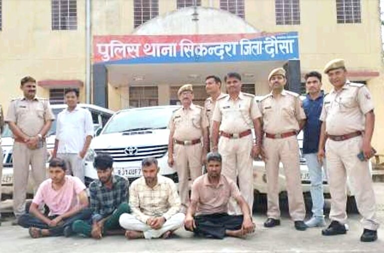 बाबा के भक्त ने जेल में बंद जानकर को 30 हजार रुपये देकर करवाई थी फॉर्च्यूनर चोरी, मुख्य आरोपी समेत 4 गिरफ्तार चोरी गई फॉर्च्यूनर समेत रैकी और घटना में प्रयुक्त दो बोलेरो बरामद