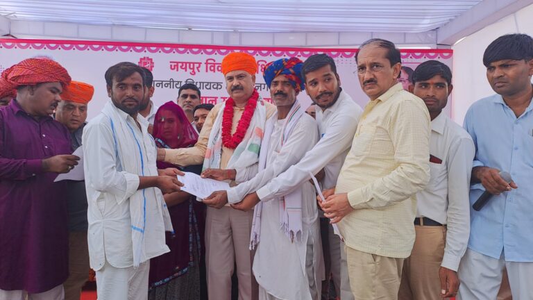 राजीव गांधी की जयंती पर  876 कच्ची बस्ती परिवारों को जेडीए फ्लैट्स के क़ब्ज़ा पत्र दिये        कच्ची बस्ती परिवारों ने जताया मुख्यमंत्री अशोक गहलोत  का आभार जताया