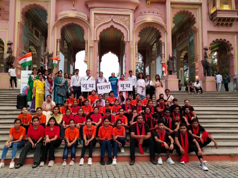 नुक्कड़ नाटक के माध्यम से मतदाताओं कोे मतदान के लिए किया प्रेरित