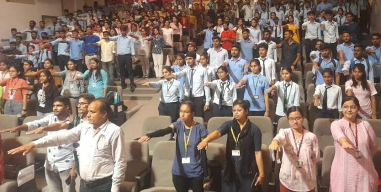 मतदाता जागरूकता कार्यक्रम के तहत सैकड़ों युवाओं ने ली मतदान की शपथ