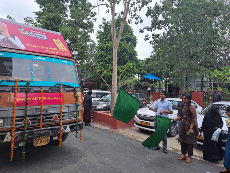 सरकार की योजनाओं की जानकारी जन-जन तक पहुंचाने के  मोबाइल एलईडी वैन को  सीईओ, जिला परिषद एवं उपनिदेशक जनसम्पर्क ने दिखाई हरी झंडी