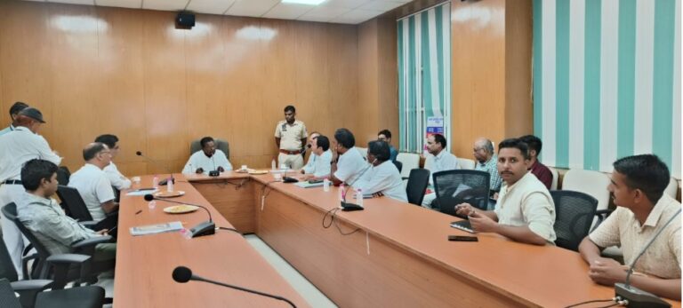 सफाई कर्मियों को सेप्टिक टैंक में उतरने के प्रकरण को लेकर राज्य सफाई कर्मचारी आयोग अध्यक्ष ने एस एम एस हॉस्पिटल  में ली अधिकारियों की बैठक