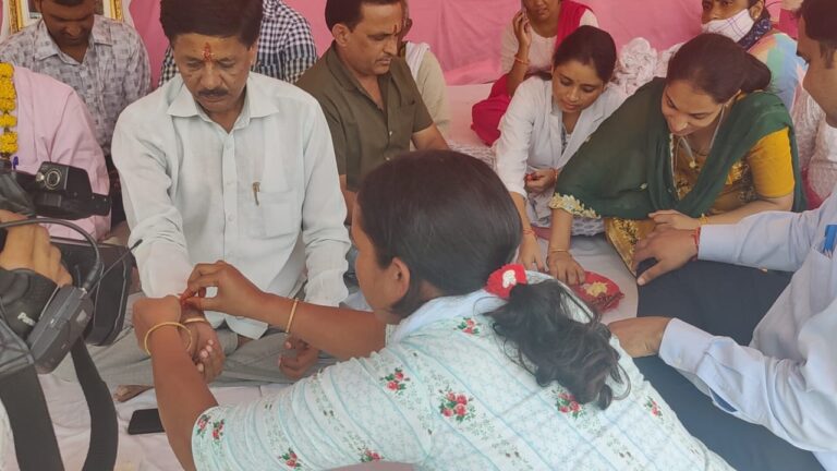 नर्सेज का 44 वे दिन भी अनशन व धरना जारी