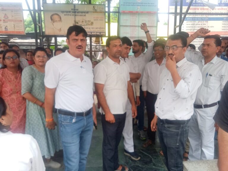 नर्सिंगकर्मियों का धरना प्रदर्शन , 2  घंटे का कार्य बहिष्कार