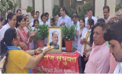 नर्सिंग कर्मचारियों ने मुख्यमंत्री अशोक गहलोत की आरती उतार किया अनूठा प्रदर्शन गूंजा ओम अशोक गहलोत देवाय नम