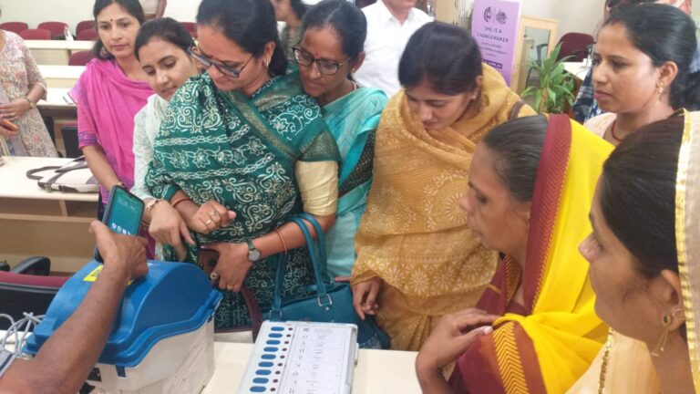 चुनाव प्रबंधन कार्यशाला में तीन माह के कार्यक्रम और अभियानों का रोडमैप तैयार -सीपी जोशी  कांग्रेसी वंशवाद की बेल को जड से उखाडने का विजय संकल्प ले कार्यकर्ताः- चंद्रशेखर  