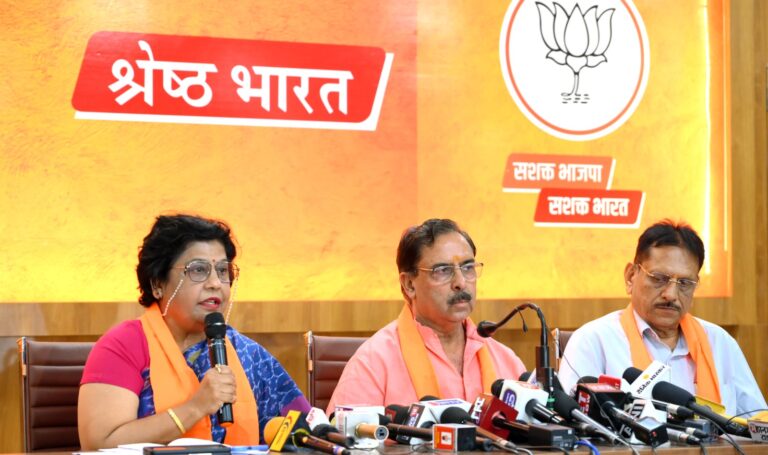 महिला अपराध रोकने में बेबस और लाचार नजर आ रहें अशोक गहलोत है – अरूण चतुर्वेदी       पोस्टरों तक सीमित ‘‘बेटी बचाओं’’ जबकि असल मे भटटी में जल रही बेटीयां- अरूण चतुर्वेदी       नाबालिग बच्ची को भट्टी में झोंकना प्रदेश की महिला सुरक्षा व्यवस्था को भट्टी में झोंकने जैसा कृत्य है – अल्का गुर्जर           महिलाओं में भय और दुष्कर्मियों में विश्वास, क्या यही है गहलोत का भीलवाड़ा मॉडल – अल्का गुर्जर