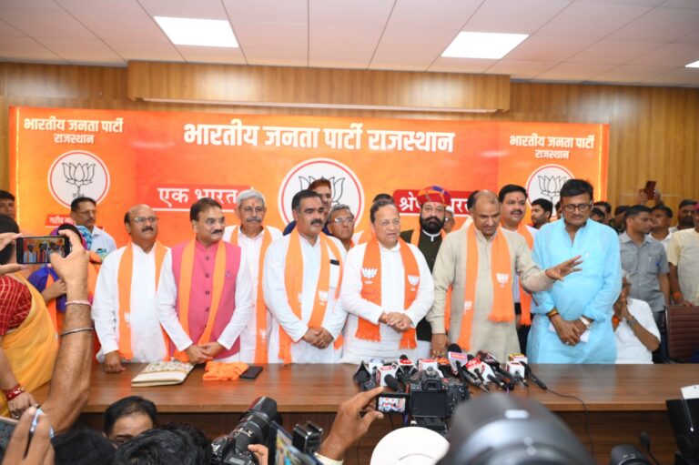 पूर्व प्रशासनिक अधिकारी, न्यायाधीश, कर्मचारी संघ के नेताओं सहित भामाशाहों और गुर्जर समाज के  नेताओं ने भाजपा की सदस्यता ग्रहण की