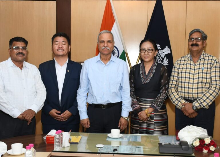 डीजीपी मिश्रा से निर्वासित तिब्बती सरकार के दो सांसदों ने की भेंट