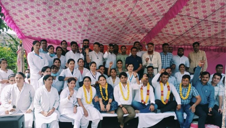 जिला कलेक्टर कार्यालयो  पर नर्सेज विरोध प्रदर्शन कर 05 सितंबर से अनिश्चितकालीन हड़ताल का नोटिस दिया 