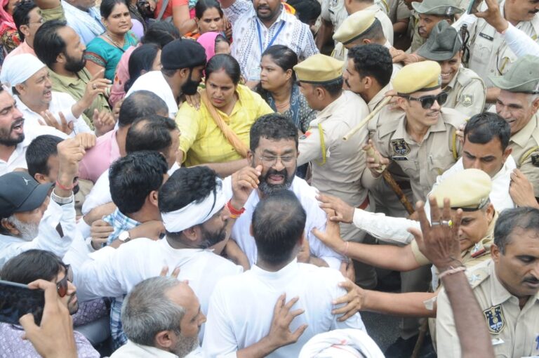 कर्मचरियो के साथ हुआ छल  सरकार ने 5 वर्ष तक लटकाए रखा आचार संहिता लगने के साथ अब कुछ दिया तो इस वर्ष में इसकी क्रियान्विति मुश्किल