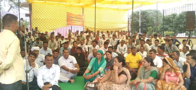 पंचायत शिक्षक विधालय सहायक संघ द्वारा स्थायीकरण की मांग को लेकर धरना जारी 