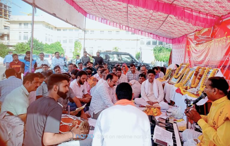 सरकार को सद्बुद्धि हेतु धरना स्थल पर सुंदरकांड का पाठ किया गया नर्सेज का आमरण अनशन जारी