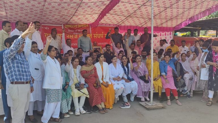 राजेंद्र सिंह राणा और केके यादव आईसीयू में भर्ती  आमरण अनशन के चलते हुए भर्ती धरने पर 6 नर्सेज नेता बैठे आमरण अनशन पर