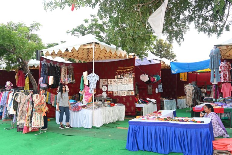 राष्ट्रीय अमृता हाट बना आकर्षण का केन्द्र जवाहर कला केन्द्र में हो रहा आयोजन