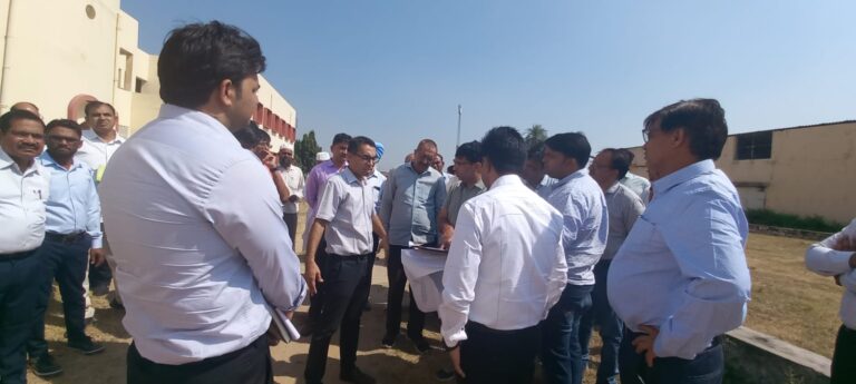 जिला निर्वाचन अधिकारी ने मतदान के लिए रवानगी स्थल  संग्रहण स्थलों एवं मतगणना स्थलों का किया निरीक्षण 