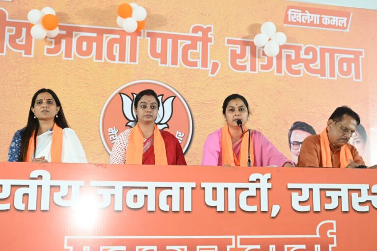 ​अशोक गहलोत सरकार पर बीजेपी की महिला मोर्चा ने जम कर निशाना साधते हुए कहा कि आज राज्य में आज महिलाओं को  निर्वस्त्र कर घुमाया जाता है  पेपर लीक हो रहे है बिजली की दरे बढ़ाने बाद भी बिजली कटौती हो रही है
