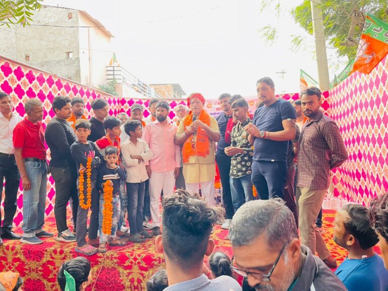 भाजपा प्रत्याशी रवि नैय्यर ने आदर्श नगर विधानसभा क्षेत्र में विभिन्न स्थानों पर जनसंपर्क किया 