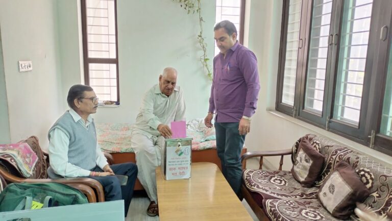5 दिनों में 6 हजार 825 मतदाताओं ने किया घर से मतदान  शनिवार को 10 विधानसभा क्षेत्रों के 813 मतदाताओं ने किया मतदान