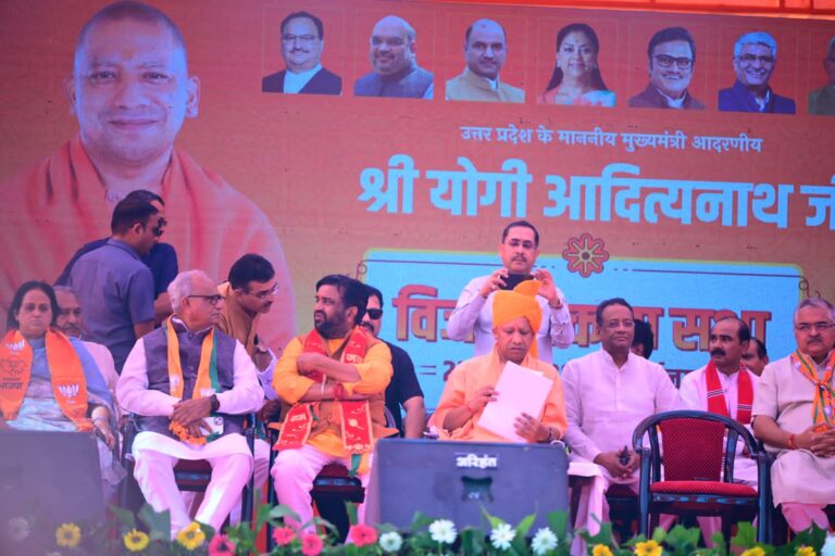 जोधपुर से योगी आदित्यनाथ ने कांग्रेस सरकार को जोरदार घेरा कहा राज्य में सरकार नहीं माफियागीरी चल रही, जोधपुर में जोधपुर में दंगाई दंगे कर रहे थे, ये अगर यूपी में होते तो मेरा बुलडोजर इन्हें ठीक कर देता