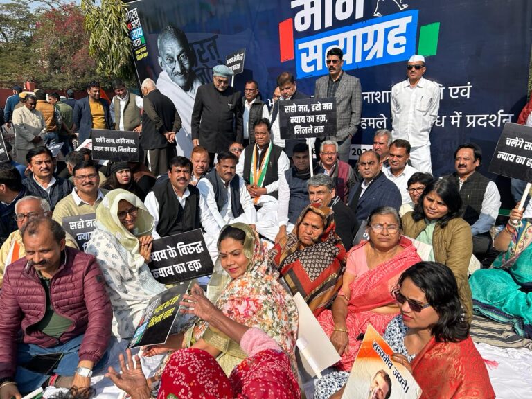 कांग्रेस का महात्मा गॉंधी की प्रतिमा के समक्ष मौन सत्याग्रह