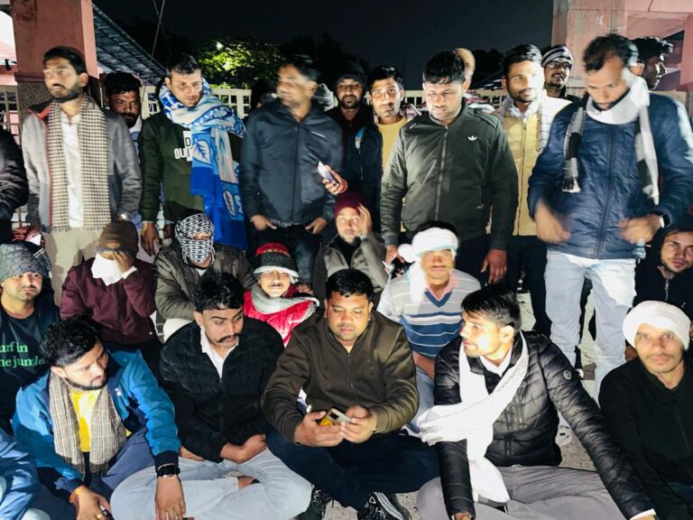 चयनित अभ्यर्थियों को नियुक्ति की मांग को लेकर धरना