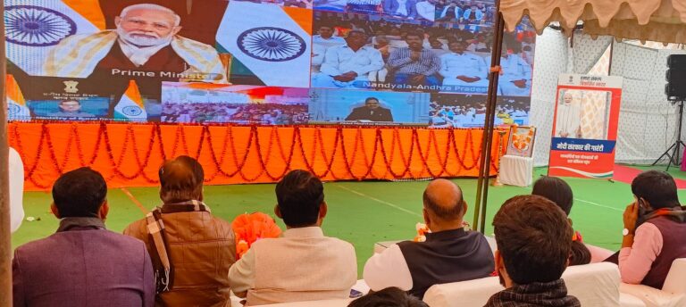 विकसित भारत संकल्प यात्रा के लाभार्थियों से  प्रधानमंत्री मोदी ने किया संवाद, मोदी गारंटी वाली गाड़ी गांव गांव पहुंच रही है