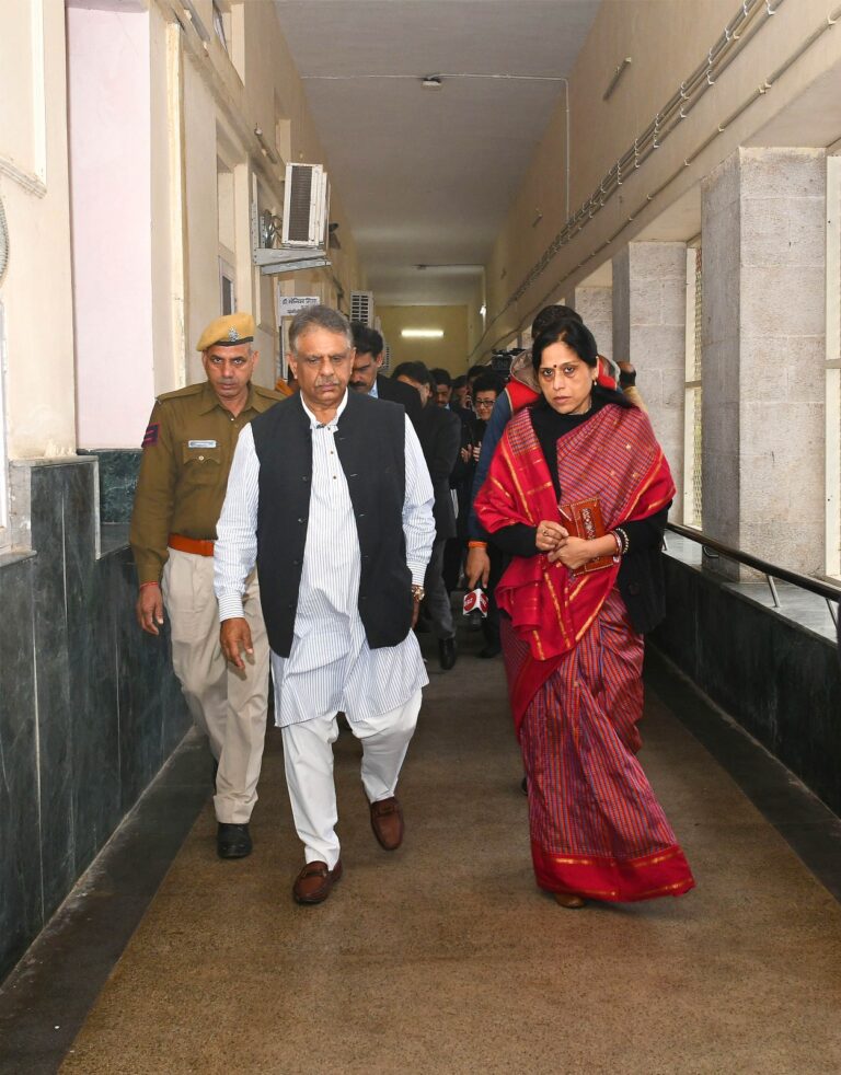 एसएमएस मेडिकल कॉलेज का दौरा किया चिकित्सा एवं स्वास्थ्य मंत्री ने, माइक्रोबायोलॉजी लैब में आगजनी की घटना का किया निरीक्षण