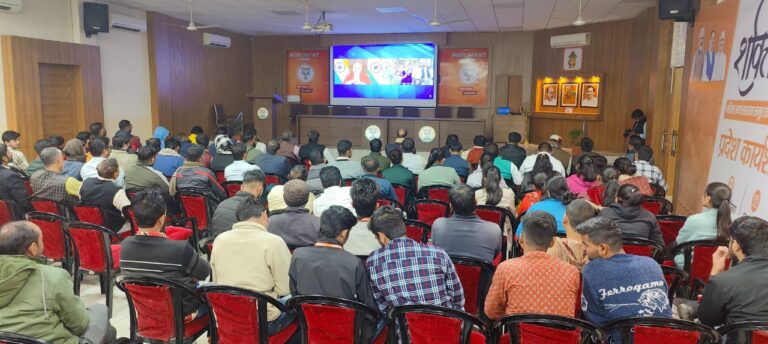 मोदी गारंटी वाली गाड़ी के माध्यम से कई योजनाओं का लाभ गरीबों को मिल रहा है ​भ्रष्टाचार, अपराध और भय मुक्त शासन देने की दिशा में काम शुरू