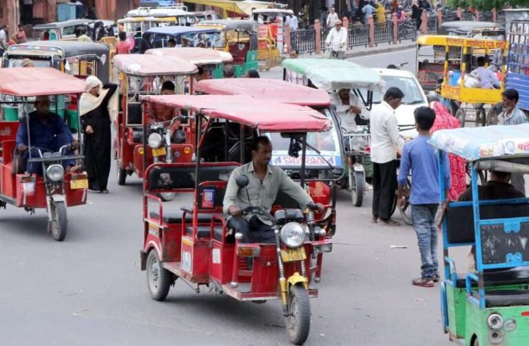 ई रिक्शा वाहन  के बेतरीब चलन से आम ट्रैफिक मुश्किल में, सरकार ई रिक्शा वाहन को कानून के दायरे में लाने में कर रही है देरी 