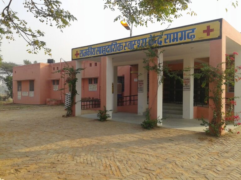 रामगढ़ शेखावाटी सीएचसी का संयुक्त निदेशक डॉ. अजय चैधरी ने किया औचक निरीक्षण