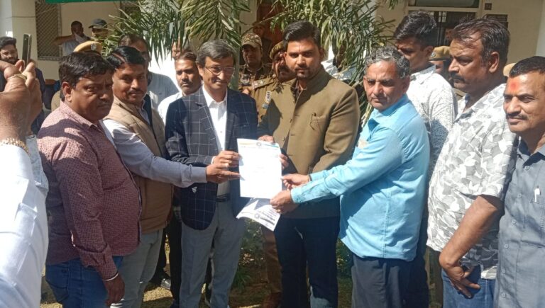 सात सूत्रीय मांग को लेकर जलभवन पर सैकड़ो जलदाय कर्मचारियों ने किया विरोध प्रदर्शन