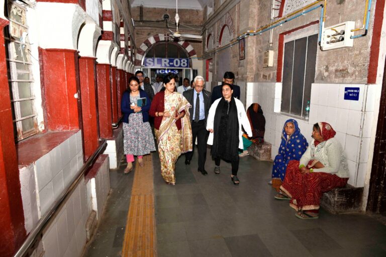 अति​. मुख्य सचिव ने महिला चिकित्सालय का किया सघन निरीक्षण​, चिकित्सा शिक्षा आयुक्त ने जेके लोन एवं संयुक्त शासन सचिव ने जयपुरिया अस्पताल का किया निरीक्षण