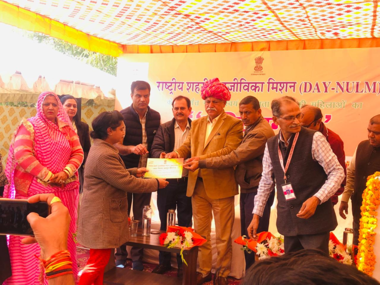 नारी शक्ति वंदन समारोह में स्वयं सहायता समूह की महिलाओं को   प्रशस्ति पत्र वितरित किए