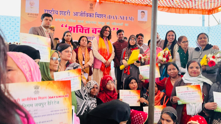 हवामहल विधायक बालमुकुंद आचार्य  ने नारी शक्ति वंदन समारोह में गैस चूल्हे व प्रशस्ति पत्र बांटे