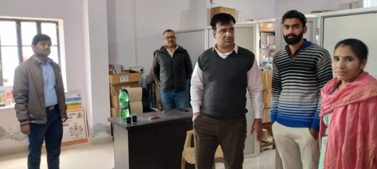 रघुनाथगढ़ पीएचसी पर चिकित्सक  और एएनएम मिले अनुपस्थिति साथ ही मिली कई अव्यवस्थाएं 