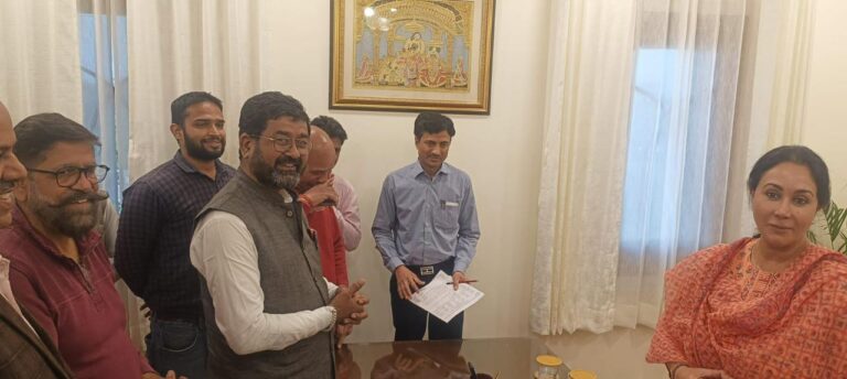 कर्मचारियों की मांगों को लेकर कर्मचारी महासंघ के प्रतिनिधिमंडल  उपमुख्यमंत्री एवं मुख्य सचिव से मिला 