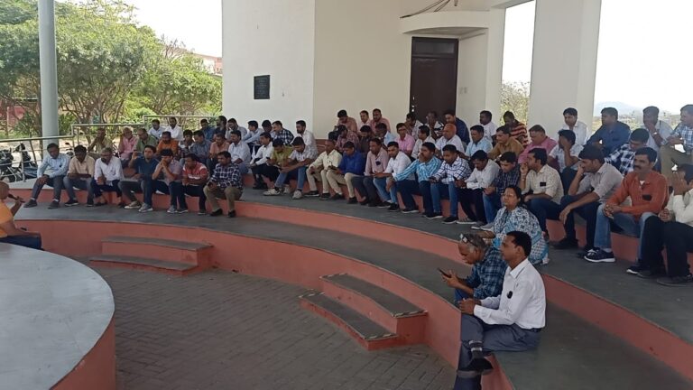 अशैक्षणिक कर्मचारी संघ विरोध प्रदर्शन लगातार जारी संस्थान प्रशासन नहीं चेता