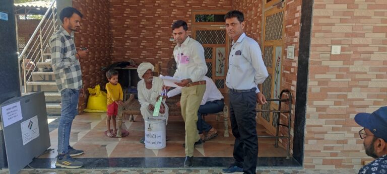 जयपुर में 3 हजार 444 एवं जयपुर ग्रामीण में 3 हजार 881 मतदाताओं ने किया घर से किया अपने मताधिकार का प्रयोग