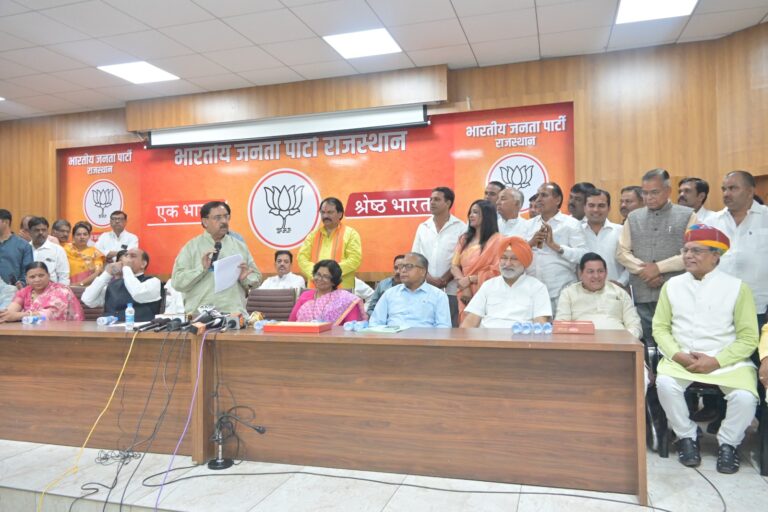 कांग्रेस के पूर्व सांसद शंकर पन्नू, पूर्व विधायक नंदकिशोर महरिया, जेपी चंदेलिया और मधुसूदन भिंडा सहित 314 लोगों ने बीजेपी की सदस्यता ली