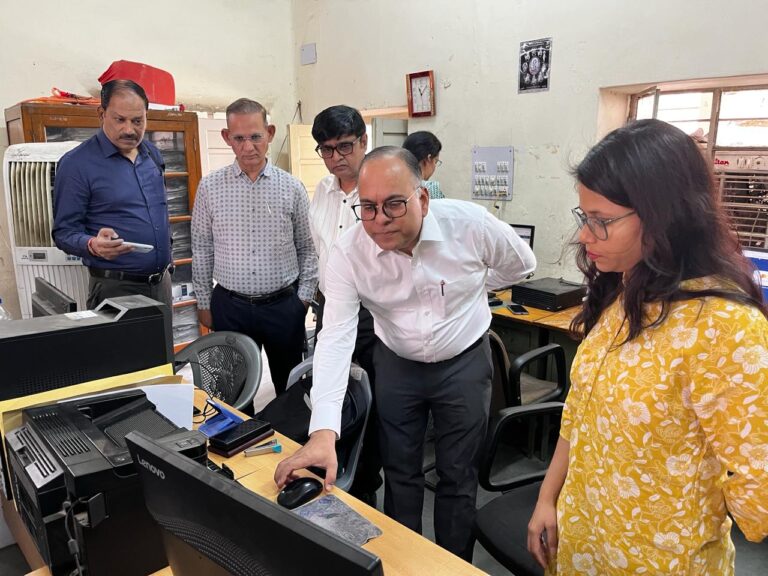सी-विजिल नियंत्रण कक्ष एवं एमसीएमसी प्रकोष्ठ का पर्यवेक्षकों ने किया निरीक्षण