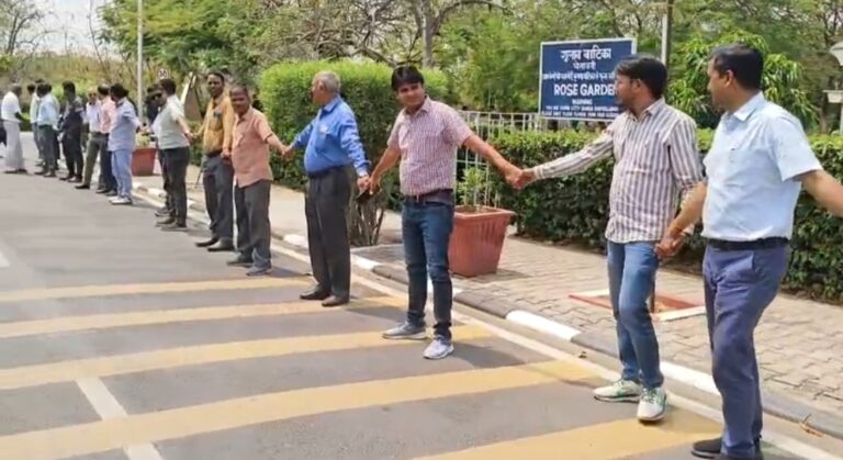 एमएनआईटी संस्थान के निदेशक के आवास का मानव श्रृंखला बना कर घेराव किया