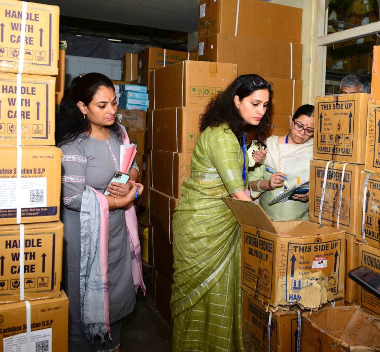 आरएमएससीएल की प्रबंध निदेशक ने एसएमएस अस्पताल में औषधि भंडार गृह एवं दवा वितरण केंद्रों का किया निरीक्षण